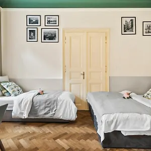 https://michalfriends-loft-apt-on-old-town-square-12people.praguehotelsweb.com